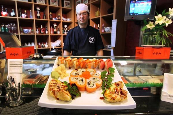 Sushi (Nhật Bản): Món ăn này không chỉ là đặc sản của Nhật Bản mà đã được đem tới hầu hết mọi quốc gia trên thế giới. Sự kết hợp tinh tế giữa cơm, rong biển, các loại rau củ, hải sản hay thịt, với phong cách chế biến đầy tính nghệ thuật đã khiến món ăn này được nhiều người yêu thích. Ảnh: Thenewstribune. Sushi (Nhật Bản): Món ăn này không chỉ là đặc sản của Nhật Bản mà đã được đem tới hầu hết mọi quốc gia trên thế giới. Sự kết hợp tinh tế giữa cơm, rong biển, các loại rau củ, hải sản hay thịt, với phong cách chế biến đầy tính nghệ thuật đã khiến món ăn này được nhiều người yêu thích. Ảnh: Thenewstribune.
