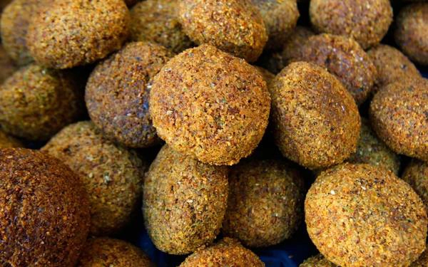 Falafel (Israel): Được coi là quốc thực của Israel, có nguồn gốc từ Ai Cập cổ, món ăn này gồm đậu hồi hay đậu fava bọc bột và rán giòn. Falafel thường được ăn cùng salad, nước sốt hoặc sốt Tahini. Ảnh: Roughguides. Falafel (Israel): Được coi là quốc thực của Israel, có nguồn gốc từ Ai Cập cổ, món ăn này gồm đậu hồi hay đậu fava bọc bột và rán giòn. Falafel thường được ăn cùng salad, nước sốt hoặc sốt Tahini. Ảnh: Roughguides.