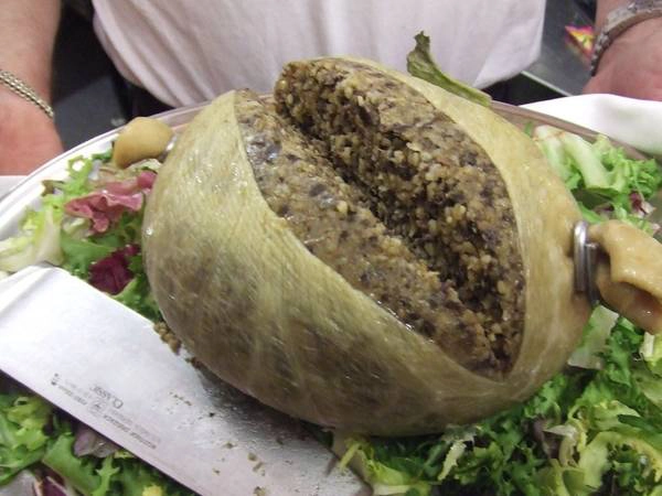 Haggis (Scotland): Món ăn truyền thống của người Scotland này có vẻ ngoài không bắt mắt nhưng có vị khá ngon. Nội tạng cừu được trộn với hành, mỡ cừu, yến mạch, nước ninh xương và gia vị, nhồi vào dạ dày cừu sau đó hấp chín. Ảnh: Businessinsider. Haggis (Scotland): Món ăn truyền thống của người Scotland này có vẻ ngoài không bắt mắt nhưng có vị khá ngon. Nội tạng cừu được trộn với hành, mỡ cừu, yến mạch, nước ninh xương và gia vị, nhồi vào dạ dày cừu sau đó hấp chín. Ảnh: Businessinsider.