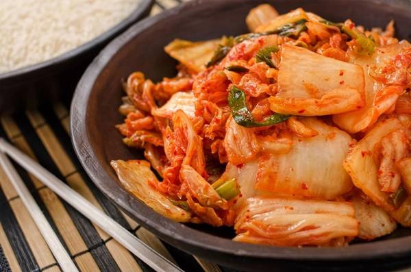 Kim chi (Hàn Quốc): Món ăn truyền thống của xứ Phù Tang này có lịch sử lâu đời, mỗi mùa lại có một loại kim chi khác nhau. Rau củ được ngâm ớt, nước muối, dừng, tỏi và để lên men. Ước tính Hàn Quốc có tới 187 loại kim chi. Ảnh: Oogeewoogee. Kim chi (Hàn Quốc): Món ăn truyền thống của xứ Phù Tang này có lịch sử lâu đời, mỗi mùa lại có một loại kim chi khác nhau. Rau củ được ngâm ớt, nước muối, dừng, tỏi và để lên men. Ước tính Hàn Quốc có tới 187 loại kim chi. Ảnh: Oogeewoogee.
