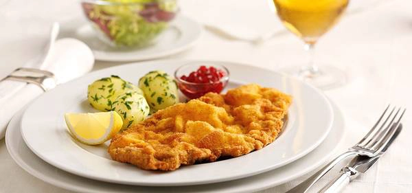 Weiner Schnitzel (Áo): Có lịch sử từ những năm 1800, món ăn này gồm một miếng thịt bê thái lát to, mỏng, tẩm muối, bột, trứng và vụn bánh mì, rán cho tới khi có màu vàng nâu. Thịt bê thường được ăn kèm khoai tây và một miếng chanh, có lớp vỏ giòn và phần thịt bên trong chín mềm. Ảnh: Austria. Weiner Schnitzel (Áo): Có lịch sử từ những năm 1800, món ăn này gồm một miếng thịt bê thái lát to, mỏng, tẩm muối, bột, trứng và vụn bánh mì, rán cho tới khi có màu vàng nâu. Thịt bê thường được ăn kèm khoai tây và một miếng chanh, có lớp vỏ giòn và phần thịt bên trong chín mềm. Ảnh: Austria.