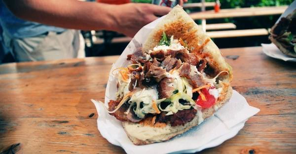 Doner Kebap (Thổ Nhĩ kỳ): Không chỉ nổi tiếng ở Thổ Nhĩ Kỳ, Doner Kebap còn được “xuất khẩu” tới nhiều quốc gia trên thế giới. Bánh gồm lớp vỏ giòn, nhân thịt nướng thơm phức tộn cùng rau, thêm tương ớt, nước sốt theo ý thích của khách hàng. Ảnh: Theatlantic. Doner Kebap (Thổ Nhĩ kỳ): Không chỉ nổi tiếng ở Thổ Nhĩ Kỳ, Doner Kebap còn được “xuất khẩu” tới nhiều quốc gia trên thế giới. Bánh gồm lớp vỏ giòn, nhân thịt nướng thơm phức tộn cùng rau, thêm tương ớt, nước sốt theo ý thích của khách hàng. Ảnh: Theatlantic.