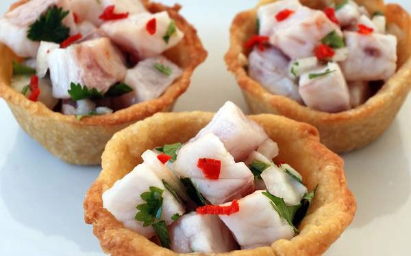 Ceviche (Peru): Có từ thời Peru còn là thuộc địa của Tây Ban Nha, ceviche là món gỏi hải sản được nhiều du khách yêu thích. Cá tươi được thái miếng vừa ăn, ướp nước chanh, sau đó cho thêm hỗn hợp gia vị Aji, hành và muối. Ảnh: Roughguides. Ceviche (Peru): Có từ thời Peru còn là thuộc địa của Tây Ban Nha, ceviche là món gỏi hải sản được nhiều du khách yêu thích. Cá tươi được thái miếng vừa ăn, ướp nước chanh, sau đó cho thêm hỗn hợp gia vị Aji, hành và muối. Ảnh: Roughguides.