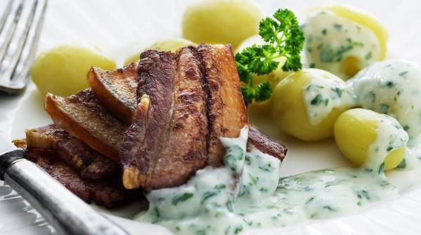Stegt Flaesk (Đan Mạch): Được coi là món ăn của các gia đình Đan Mạch, món này gồm thịt ba chỉ ướp muối và nướng giòn, ăn cùng sốt mùi tây và khoai tây luộc. Ảnh: Voresmad. Stegt Flaesk (Đan Mạch): Được coi là món ăn của các gia đình Đan Mạch, món này gồm thịt ba chỉ ướp muối và nướng giòn, ăn cùng sốt mùi tây và khoai tây luộc. Ảnh: Voresmad.