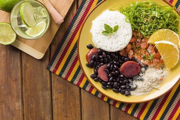 Feijoada (Brazil): Đậu đen được hầm cùng với thịt lợn và rau, dọn ra ăn cùng cơm trắng và cam tươi. Du khách có thể thưởng thức món ăn đậm đà này ở mọi miền trên đất nước Brazil với giá cả phải chăng. Ảnh: Shutterstock. Feijoada (Brazil): Đậu đen được hầm cùng với thịt lợn và rau, dọn ra ăn cùng cơm trắng và cam tươi. Du khách có thể thưởng thức món ăn đậm đà này ở mọi miền trên đất nước Brazil với giá cả phải chăng. Ảnh: Shutterstock.