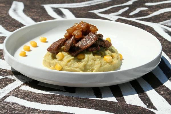 Nyama na irio (Kenya): Món ăn truyền thống của người Kikuyu gồm thịt bò được ăn kèm irio - hỗn hợp khoai tây nghiền, đậu, bơ và ngô ngọt. Nyama na irio có vẻ ngoài không được đẹp mắt nhưng có vị ngon và rất dễ ăn. Ảnh: 196flavors. Nyama na irio (Kenya): Món ăn truyền thống của người Kikuyu gồm thịt bò được ăn kèm irio - hỗn hợp khoai tây nghiền, đậu, bơ và ngô ngọt. Nyama na irio có vẻ ngoài không được đẹp mắt nhưng có vị ngon và rất dễ ăn. Ảnh: 196flavors.