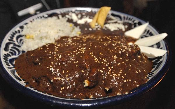 Mole Poblano (Mexico): Nước sốt đặc trưng của ẩm thực Mexico được chế biến từ hơn 20 loại nguyên liệu, trong đó có 4 loại ớt, hành, các loại hạt và gia vị. Nước sốt này được dùng kèm nhiều món ăn Mexico. Ảnh: Roughguides. Mole Poblano (Mexico): Nước sốt đặc trưng của ẩm thực Mexico được chế biến từ hơn 20 loại nguyên liệu, trong đó có 4 loại ớt, hành, các loại hạt và gia vị. Nước sốt này được dùng kèm nhiều món ăn Mexico. Ảnh: Roughguides.