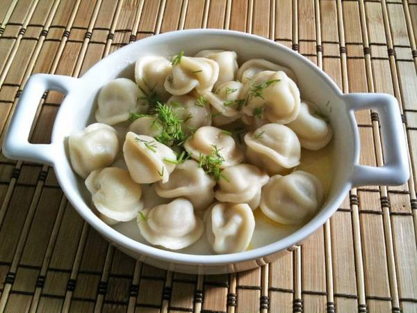Pelmeni (Nga): Các loại thịt như thịt lợn, cừu, bò được xay nhỏ, trộn với hành, nấm, bọc bột sau đó luộc chín. Món “sủi cảo Nga” này rất dễ ăn, với lớp vỏ mềm mịn, phần nhân thịt thơm ngon. Ảnh: Business Insider. Pelmeni (Nga): Các loại thịt như thịt lợn, cừu, bò được xay nhỏ, trộn với hành, nấm, bọc bột sau đó luộc chín. Món “sủi cảo Nga” này rất dễ ăn, với lớp vỏ mềm mịn, phần nhân thịt thơm ngon. Ảnh: Business Insider.