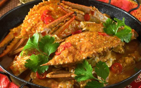 Cua sốt ớt (Singapore): Đến Singapore mà chưa thưởng thức món cua sốt ớt thì thật uổng phí. Cua được xào cùng hành, gừng, tỏi, sau đó cho vào đun nhỏ lửa trong một loại sốt làm từ cà chua và ớt. Ảnh: Roughguides. Cua sốt ớt (Singapore): Đến Singapore mà chưa thưởng thức món cua sốt ớt thì thật uổng phí. Cua được xào cùng hành, gừng, tỏi, sau đó cho vào đun nhỏ lửa trong một loại sốt làm từ cà chua và ớt. Ảnh: Roughguides.