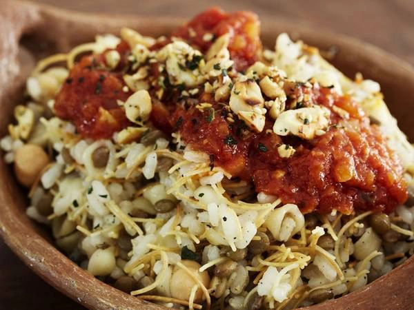 Koshari (Ai Cập): Món ăn này bắt đầu phổ biến ở Ai Cập từ thế kỷ 19, là một cách để các gia đình tận dụng đồ ăn thừa. Cơm được trộn với mì ống, đậu lăng, thêm hành phi, gia vị và sốt cà chua. Ảnh: Independent. Koshari (Ai Cập): Món ăn này bắt đầu phổ biến ở Ai Cập từ thế kỷ 19, là một cách để các gia đình tận dụng đồ ăn thừa. Cơm được trộn với mì ống, đậu lăng, thêm hành phi, gia vị và sốt cà chua. Ảnh: Independent.