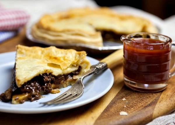 Bánh nướng nhân thịt (Australia): Món ăn biểu tượng của Australia này gồm thịt băm nhỏ, trộn với hành, nấm hoặc phô mai, bọc vỏ bột và nướng cho tới khi vỏ ngoài vàng ruộm. Nhân thịt đậm đà và vỏ bánh giòn kết hợp thành một món ăn vừa ngon, vừa no bụng. Ảnh: Business Insider. Bánh nướng nhân thịt (Australia): Món ăn biểu tượng của Australia này gồm thịt băm nhỏ, trộn với hành, nấm hoặc phô mai, bọc vỏ bột và nướng cho tới khi vỏ ngoài vàng ruộm. Nhân thịt đậm đà và vỏ bánh giòn kết hợp thành một món ăn vừa ngon, vừa no bụng. Ảnh: Business Insider.