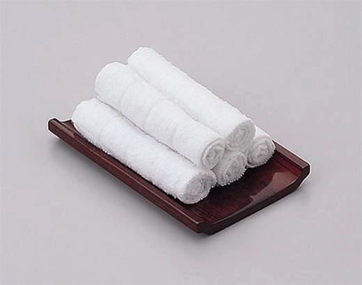 Khi đi ăn ở các nhà hàng tại Nhật Bản, bạn sẽ nhận được một chiếc khăn ướt, được gọi là “oshibori”. Chiếc khăn oshibori là một mảnh vải mềm, ướt để thực khách lau tay. Tùy theo nhà hàng mà chiếc oshibori sẽ lạnh hay ấm. Chiếc khăn này còn thể hiện tấm lòng hiếu khách của người Nhật Bản. 30-dieu-cuc-ngo-nghinh-gan-nhu-chi-co-o-nhat-ban-ivivu-10