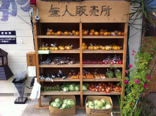 Ở những vùng quê Nhật Bản, bạn có thể dễ dàng bắt gặp những chiếc kệ đựng rau quả không có người quản lý. Việc của bạn chỉ là chọn loại rau củ mình cần và để tiền lại. Các du khách nước ngoài đều rất ngạc nhiên và tỏ ra thích thú với hình thức buôn bán dựa trên sự tin tưởng lẫn nhau 30-dieu-cuc-ngo-nghinh-gan-nhu-chi-co-o-nhat-ban-ivivu-11