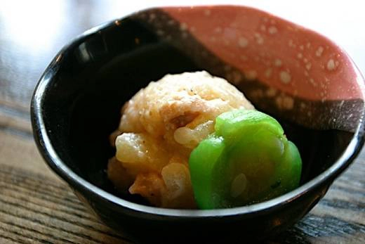 Otooshi luôn được phục vụ mà không cần order nên những du khách lần đầu vào các nhà hàng izakaya thường rất bất ngờ. Việc phục vụ món này cũng là một cách để nhà hàng tri ân khách hàng. Một bữa ăn ở nhà hàng izakaya thường bắt đầu với rượu, nhưng uống mà không có gì để nhấm nháp thì buồn miệng quá, nên otooshi là cách nhà hàng đối đãi các “thượng đế” của mình. 30-dieu-cuc-ngo-nghinh-gan-nhu-chi-co-o-nhat-ban-ivivu-15