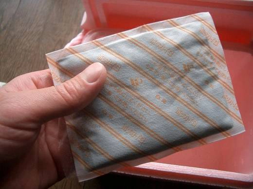 Kairo là tên miếng dán chống lạnh sử dụng một lần. Nhờ vào tính tiện lợi và hữu dụng, loại miếng dán này trở thành một sản phẩm không thể thiếu cho mùa đông lạnh ở Nhật Bản. 30-dieu-cuc-ngo-nghinh-gan-nhu-chi-co-o-nhat-ban-ivivu-16