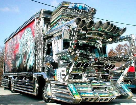 Dekotora là tên viết tắt của “decorated trucks” - những chiếc xe tải được sơn đủ màu, gắn đèn và nhiều thứ phụ kiện sặc sỡ khác. Mặc dù số lượng của những chiếc xe tải dekotora đang có xu hướng giảm mạnh nhưng bạn vẫn có thể thấy một vài chiếc trên đường cao tốc. Chủ của những chiếc dekotora trang trí chúng tùy theo gu thẩm mỹ riêng nên những mỗi chiếc xe hầu như là hàng độc nhất vô nhị ở Nhật Bản. 30-dieu-cuc-ngo-nghinh-gan-nhu-chi-co-o-nhat-ban-ivivu-19