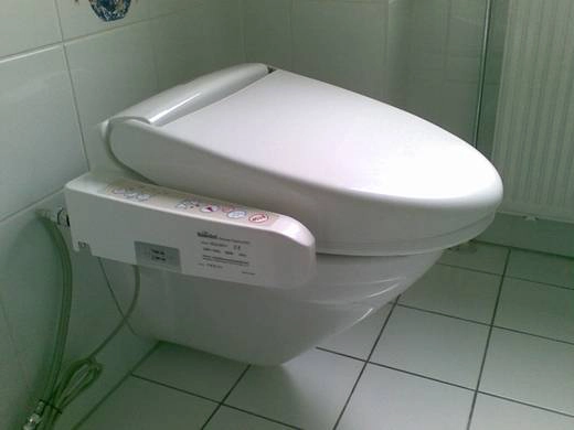 Bên cạnh những loại có chức năng căn bản là một vòi rửa phun nước ấm cho một người thì còn có nhiều phiên bản nâng cấp hơn với các chức năng tân tiến hơn như khử mùi, sấy, sưởi ấm, thậm chí “bá đạo” hơn là có… nhạc. Nhiều khách du lịch sau khi dùng đã đâm… nghiện những chiếc bồn cầu vui nhộn này. 30-dieu-cuc-ngo-nghinh-gan-nhu-chi-co-o-nhat-ban-ivivu-2