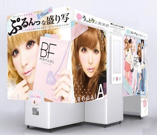 Purikura là một booth máy chụp ảnh lấy liền thịnh hành ở Nhật Bản nổi tiếng từ thập niên 90. Nhiều nữ sinh ở đây còn có hẳn một quyển album toàn ảnh purikura trao đổi với bạn bè. Tuy nhiên có những nơi không cho phép đàn ông vào các booth purikura một mình nhằm ngăn chặn những hành vi phạm tội. 30-dieu-cuc-ngo-nghinh-gan-nhu-chi-co-o-nhat-ban-ivivu-20