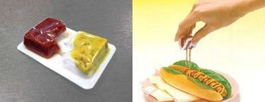 Nếu bạn mua một chiếc hotdog ở cửa hàng tiện lợi Nhật Bản, bạn sẽ nhận được một vỉ gồm tương cà và mù tạt. Giữa 2 ngăn của chiếc vỉ nhỏ này là một đường rãnh siêu mỏng và khi bạn bóp 2 ngăn lại với nhau, nước chấm sẽ chảy ra. 30-dieu-cuc-ngo-nghinh-gan-nhu-chi-co-o-nhat-ban-ivivu-24