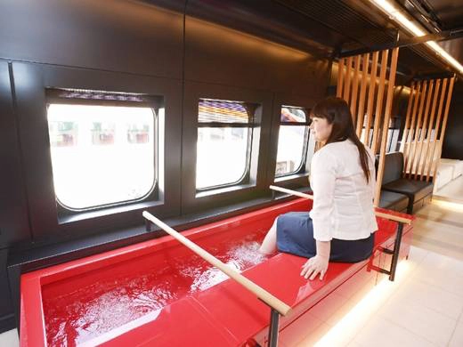 Tàu Shinkansen Yamagata nối giữa Fukushima mà Shinjo có một khoang ngắm cảnh được lắp đặt bồn ngâm chân để khách có thể vừa ngâm chân vừa thưởng ngoạn khung cảnh hùng vĩ bên cửa sổ. 30-dieu-cuc-ngo-nghinh-gan-nhu-chi-co-o-nhat-ban-ivivu-30