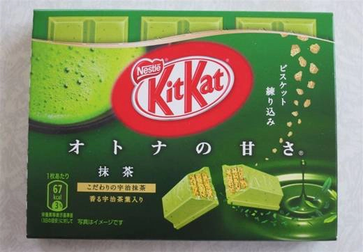 Kẹo Kit-Kat phiên bản hạn chế là một trong những món quà lưu niệm được các du khách nước ngoài ưa chuộng nhất khi du lịch ở xứ sở anh đào. Nhiều người còn có sở thích sưu tập nhiều mùi độc đáo chỉ có ở Nhật của món kẹo này như vị chuối, khoai lang, hoa anh đào hay bí ngô... 30-dieu-cuc-ngo-nghinh-gan-nhu-chi-co-o-nhat-ban-ivivu-4