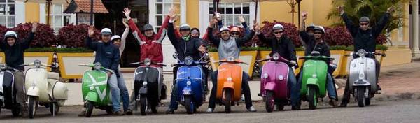 Du lich Viet Nam - Các thành viên trong "binh đoàn" Vespa Vietnam Vespa Adventures.