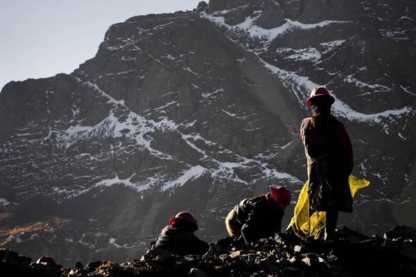 Pallaqueras, nữ thợ mỏ, đang tìm kiếm vàng trong một lần khai thác mỏ vàng tại La Rinconada, Peru