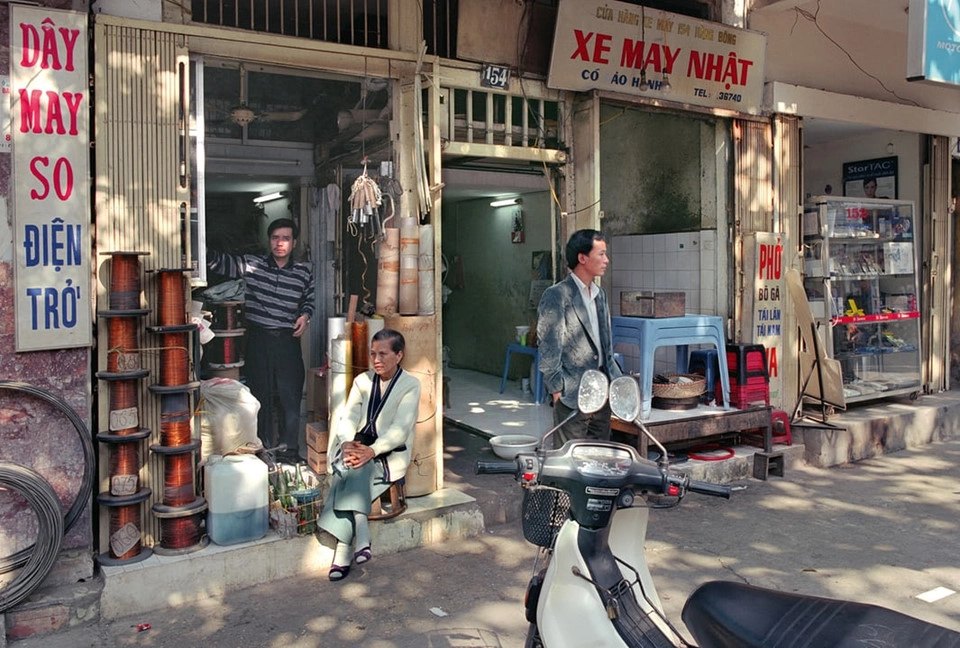 Cửa hàng điện tử 154 Hàng Bông, 2000: Năm 2000 đánh dấu những bước chuyển mình của Hà Nội sang kỷ nguyên mới. Các bức ảnh trong cuốn sách không được tác giả sắp xếp theo thứ tự thời gian. Cả cuốn sách bao gồm 200 bức ảnh về phố phường và con người Hà Nội trong 30 năm thay đổi.