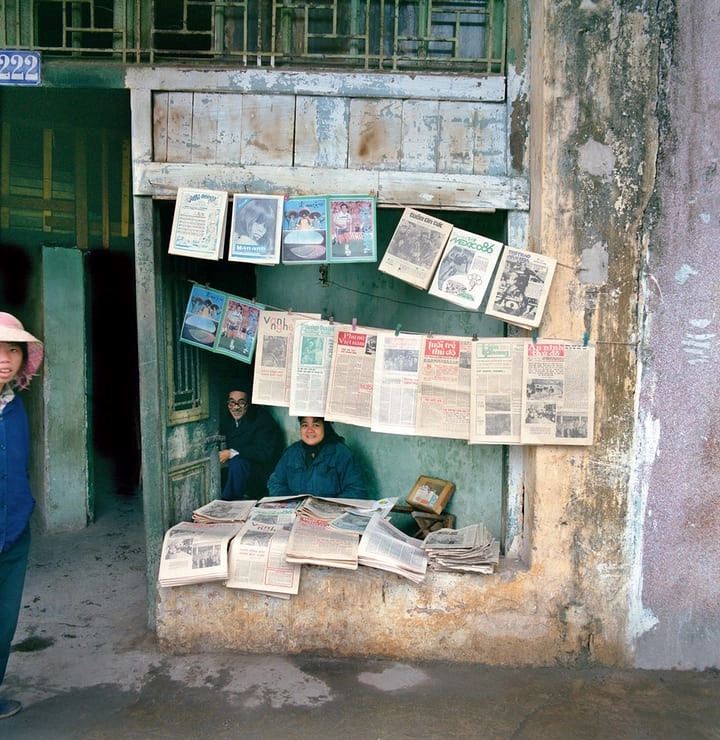 22 Hàng Bông, 1986: Vào những năm 80 của thế kỷ trước, không khó để tìm thấy một sạp báo trên phố cổ Hà Nội. Thời điểm đó, báo in và báo phát thanh là những phương tiện truyền thông chính đối với công chúng.