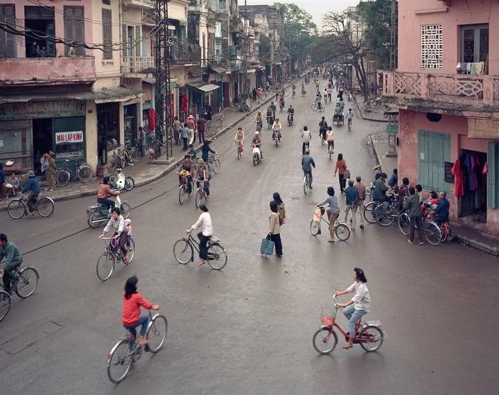 Quang cảnh phố Hàng Gai, 1988: Những năm cuối thập niên 80, phương tiện đi lại chủ yếu của người dân là xe đạp. Phải là người gắn bó lâu năm với Hà Nội từ những ngày sau chiến tranh mới có thể nhận ra đây là phố Hàng Gai yên bình một thời trái với phố Hàng Gai sầm uất nhộn nhịp hiện tại.