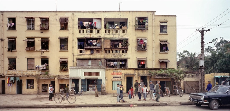 Một khu tập thể, ảnh chụp năm 1988: Những khu tập thể sơn vàng cũ kỹ là một trong những hình ảnh đặc trưng khi người ta nhớ về Hà Nội xưa. Trải qua 30 năm, các khu cư xá xuống cấp bị giải thể gần hết, chỉ còn xót lại ở một vài con phố như Giảng Võ, Nguyễn Trãi, Thành Công...