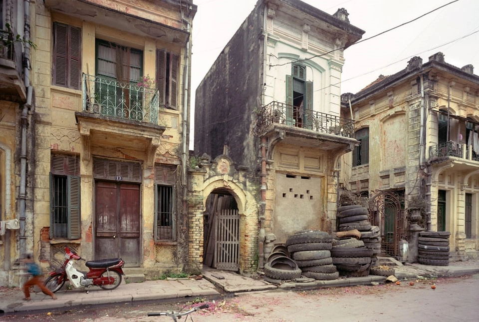 19 Nguyễn Quang Bích, 1991: Những ngôi nhà xưa của Hà Nội ghi dấu đậm nét kiến trúc Pháp. Sau 27 năm, hình ảnh trên vẫn tồn tại trên nhiều con phố.