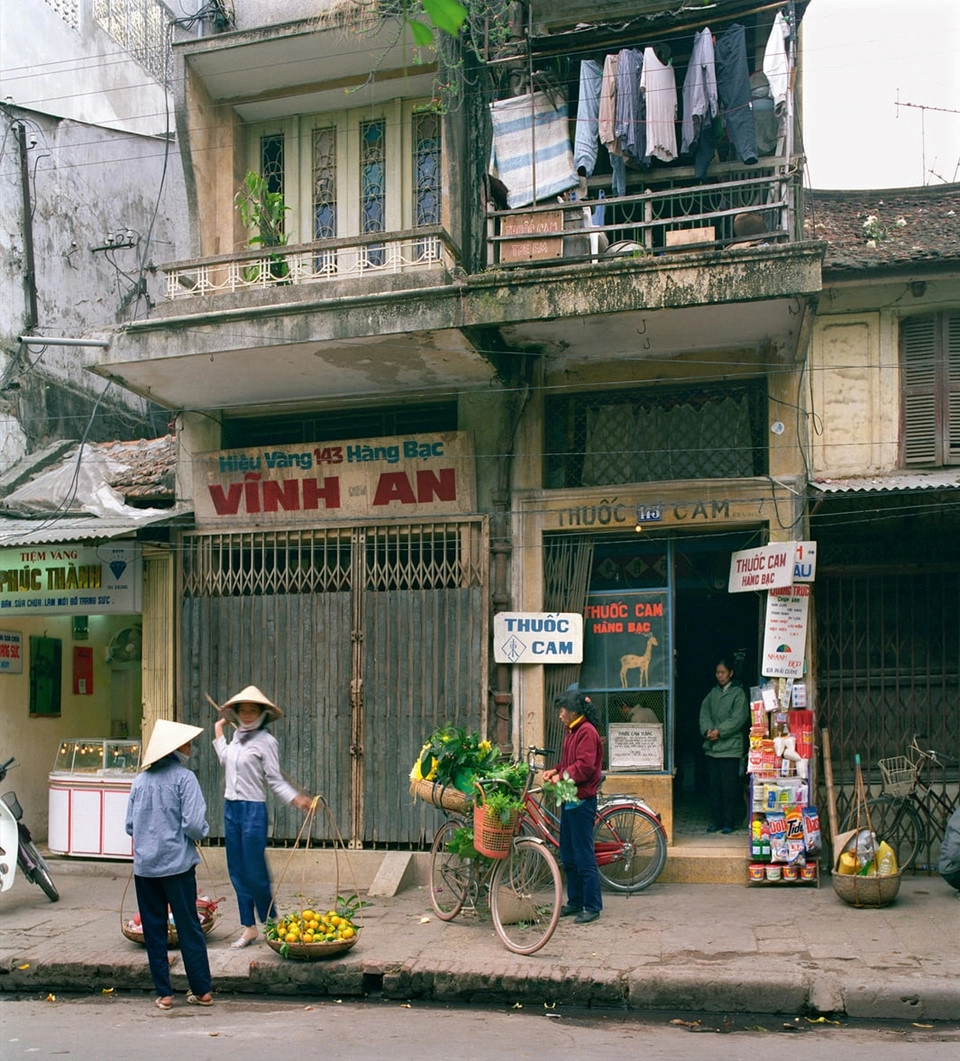 143–145 Hàng Bạc, 1995: Ngày nay, phố Hàng Bạc đã thay đổi nhiều, nhưng những nét hoài cổ vẫn được gìn giữ nguyên vẹn.
