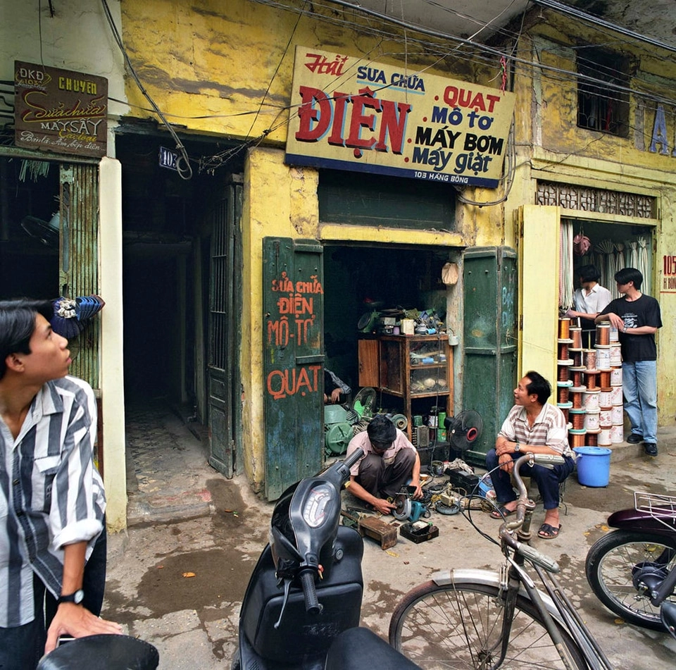 103 Hàng Bông, 1995: Những biển hiệu phong cách retro thế này dường như không còn xuất hiện trên các con phố cổ. Nhưng những ngôi nhà với ngõ vào sâu hun hút vẫn là một phần không thể thiếu của phố cổ Hà Nội.