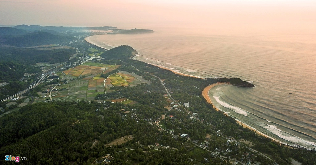 Vùng biển Sa Huỳnh, nơi nhà khảo cổ học người Pháp, M.Vinet, lần đầu phát hiện khoảng 200 mộ chum vào năm 1909. Cùng với văn hóa Đông Sơn (miền Bắc), văn hóa Óc Eo (miền Nam), văn hóa Sa Huỳnh (miền Trung) là "ba cái nôi văn minh" xưa tạo thành tam giác văn hóa trên lãnh thổ Việt Nam.