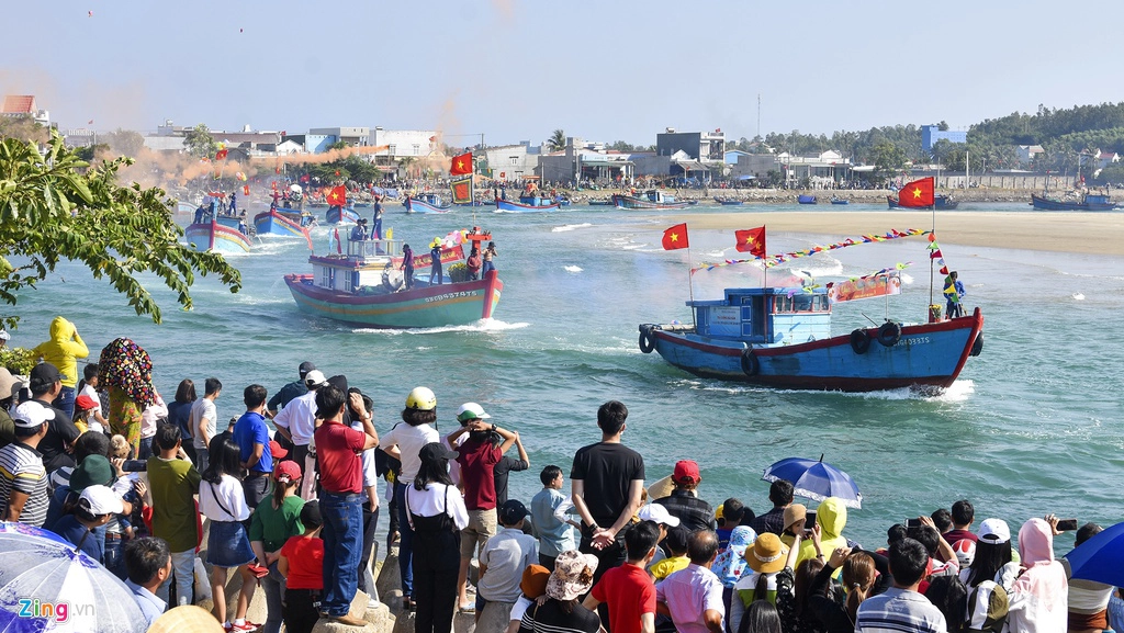 Lễ hội cầu ngư mang nét văn hóa đặc trưng miền biển của cư dân Sa Huỳnh. Các chuyên gia đánh giá những làng chài nơi đây bức tranh tổng thể đa dạng giá trị di sản, hội tụ tinh hoa của ba nền văn hóa Sa Huỳnh, Chăm Pa và Đại Việt.