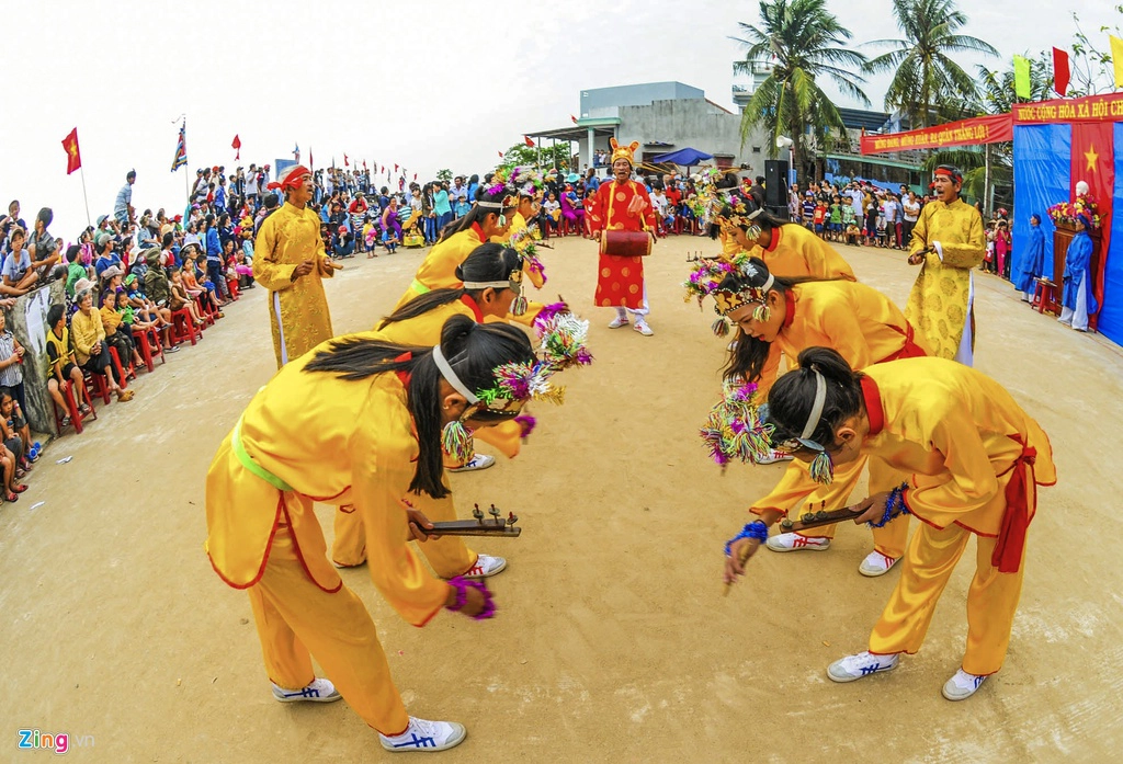 Các ngư dân trong trang phục rực rỡ hát sắc bùa trong lễ hội cầu ngư đầu xuân mới ở làng chài Sa Huỳnh. Tháng 11/2019, Quảng Ngãi đã trình hồ sơ dự án công viên địa chất Lý Sơn - Sa Huỳnh đến UNESCO để xem xét, công nhận là Công viên địa chất toàn cầu.