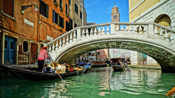 Venice: Nằm ở phía đông bắc Italy, Venice là một trong những thị trấn có phong cảnh đẹp nhất thế giới. Thị trấn được xây dựng tại vùng đất ngập nước với 100 hòn đảo kết nối với nhau bằng hệ thống kênh và các cây cầu. Venice: Nằm ở phía đông bắc Italy, Venice là một trong những thị trấn có phong cảnh đẹp nhất thế giới. Thị trấn được xây dựng tại vùng đất ngập nước với 100 hòn đảo kết nối với nhau bằng hệ thống kênh và các cây cầu.