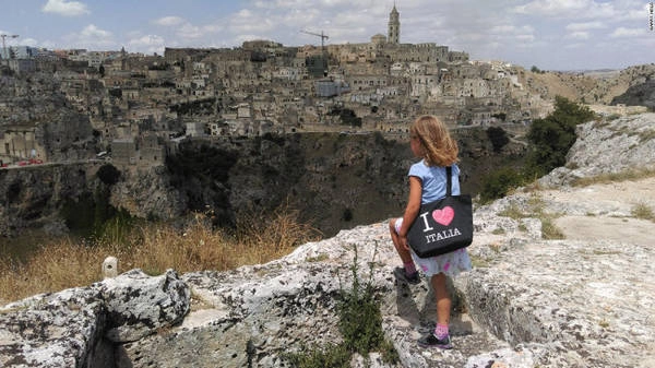 Matera, Basilicata: Thị trấn cổ ở miền nam Italia từng là một vùng đất nghèo khó, nhưng hiện đã trở thành địa điểm du lịch hấp dẫn. Matera, Basilicata: Thị trấn cổ ở miền nam Italia từng là một vùng đất nghèo khó, nhưng hiện đã trở thành địa điểm du lịch hấp dẫn.