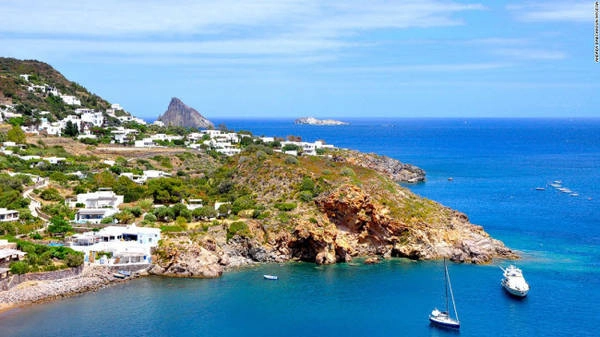Panarea, Quần đảo Aeolian: Điểm ấn tượng nhất trên hòn đảo này là những đường phố sơn trắng và không có ô tô. Đây là một điểm đến hấp dẫn vào mùa hè, nhưng nó gần như đóng cửa vào mùa đông. Panarea, Quần đảo Aeolian: Điểm ấn tượng nhất trên hòn đảo này là những đường phố sơn trắng và không có ô tô. Đây là một điểm đến hấp dẫn vào mùa hè, nhưng nó gần như đóng cửa vào mùa đông.