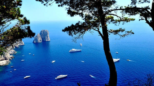 Capri, Napoli: Hòn đảo Capri có tầm nhìn tuyệt đẹp ra biển Địa Trung Hải và trở thành điểm đến hấp dẫn của các ngôi sao Hollywood trong nhiều thập kỷ qua. Điểm đến nổi tiếng ở đây là 3 mỏm đá Faraglioni hình thành qua quá trình xói mòn. Capri, Napoli: Hòn đảo Capri có tầm nhìn tuyệt đẹp ra biển Địa Trung Hải và trở thành điểm đến hấp dẫn của các ngôi sao Hollywood trong nhiều thập kỷ qua. Điểm đến nổi tiếng ở đây là 3 mỏm đá Faraglioni hình thành qua quá trình xói mòn.