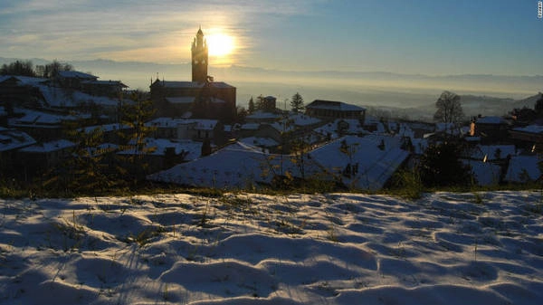 Langhe, Piedmont: Khu vực đồi ở vùng Piedmont nổi tiếng với rượu vang, pho mát và kẹo mềm. Nơi đây đã được tổ chức UNESCO công nhận là di sản thế giới vào năm 2014. Langhe, Piedmont: Khu vực đồi ở vùng Piedmont nổi tiếng với rượu vang, pho mát và kẹo mềm. Nơi đây đã được tổ chức UNESCO công nhận là di sản thế giới vào năm 2014.
