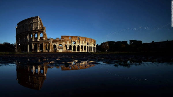 Đấu trường La Mã, Rome: Công trình được thiết kế có hình tròn với khán đài 80.000 chỗ ngồi. Một phần của đấu trường đã bị phá hủy bởi động đất và nạn trộm cắp. Đây cũng được coi là biểu tượng của đế chế La Mã. Đấu trường La Mã, Rome: Công trình được thiết kế có hình tròn với khán đài 80.000 chỗ ngồi. Một phần của đấu trường đã bị phá hủy bởi động đất và nạn trộm cắp. Đây cũng được coi là biểu tượng của đế chế La Mã.
