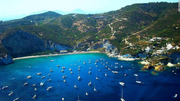 Đảo Ponza: Nằm trong quần đảo Pontine trên biển Tyrrhenian, đảo chính Ponza có phong cảnh thiên nhiên đẹp, bãi biển hoang sơ. Nơi đây thích hợp cho du khách thích không gian riêng tư. Đảo Ponza: Nằm trong quần đảo Pontine trên biển Tyrrhenian, đảo chính Ponza có phong cảnh thiên nhiên đẹp, bãi biển hoang sơ. Nơi đây thích hợp cho du khách thích không gian riêng tư.