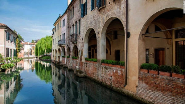 Treviso, Veneto: Hệ thông kênh, đường phố lát đá cuội, tường thành cổ kính và nhà thờ đã tạo nên sự cuối hút cho thành phố Treviso. Nó được ví như là phiên bản sao chép của thành phố Venice. Treviso, Veneto: Hệ thông kênh, đường phố lát đá cuội, tường thành cổ kính và nhà thờ đã tạo nên sự cuối hút cho thành phố Treviso. Nó được ví như là phiên bản sao chép của thành phố Venice.