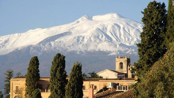 Núi Etna, Sicily: Núi Etna nhìn xuống thành phố Messina và Catania ở phía đông vùng Sicily. Với độ cao 3.329 m, đây là ngọn núi lửa đang hoạt động cao nhất ở châu Âu. Dung nham từ núi lửa là nguồn cung cấp dưỡng chất cho các vùng canh tác nông nghiệp xung quanh. Núi Etna, Sicily: Núi Etna nhìn xuống thành phố Messina và Catania ở phía đông vùng Sicily. Với độ cao 3.329 m, đây là ngọn núi lửa đang hoạt động cao nhất ở châu Âu. Dung nham từ núi lửa là nguồn cung cấp dưỡng chất cho các vùng canh tác nông nghiệp xung quanh.