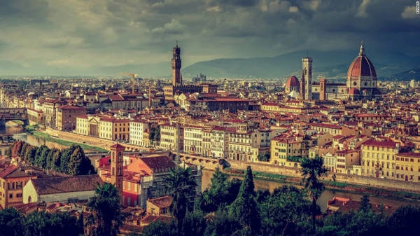 Florence: Thành phố quyến rũ này là thủ phủ của vùng Tuscany và được coi là nơi khai sinh của thời kỳ Phục hưng. Nhà thờ Duomo có niên đại từ thế kỷ thứ 13 là một trong những điểm du lịch hấp dẫn nhất thành phố cùng với cây cầu Ponte Vecchio và triển lãm tranh Uffizi. Florence: Thành phố quyến rũ này là thủ phủ của vùng Tuscany và được coi là nơi khai sinh của thời kỳ Phục hưng. Nhà thờ Duomo có niên đại từ thế kỷ thứ 13 là một trong những điểm du lịch hấp dẫn nhất thành phố cùng với cây cầu Ponte Vecchio và triển lãm tranh Uffizi.