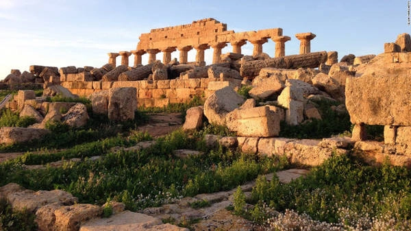 Công viên địa chất Selinunte, Sicily: Hành trình khám phá dọc thành phố cổ Selinunte trên bờ biển ở vùng Sicily đưa du khách tới 5 ngôi đền nổi tiếng của nền văn minh cổ đại, bao gồm đền Hera nằm trên vách núi nhìn xuống biển. Công viên địa chất Selinunte, Sicily: Hành trình khám phá dọc thành phố cổ Selinunte trên bờ biển ở vùng Sicily đưa du khách tới 5 ngôi đền nổi tiếng của nền văn minh cổ đại, bao gồm đền Hera nằm trên vách núi nhìn xuống biển.