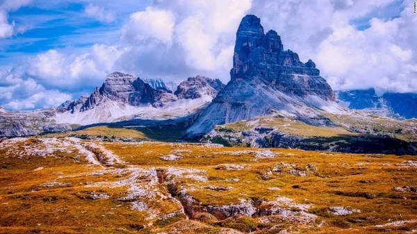 Dolomites: Đây là dãy núi ở miền đông bắc Italia, nổi tiếng với các hoạt động thể thao tuyết vào mùa đông cũng như leo núi và đi bộ đường trường vào mùa hè. Đỉnh cao nhất là Marmolada (3.343 m). Dolomites: Đây là dãy núi ở miền đông bắc Italia, nổi tiếng với các hoạt động thể thao tuyết vào mùa đông cũng như leo núi và đi bộ đường trường vào mùa hè. Đỉnh cao nhất là Marmolada (3.343 m).