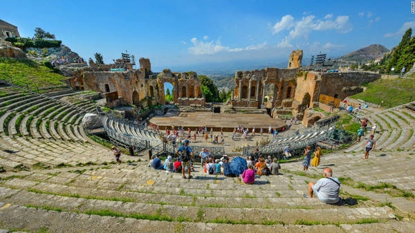 Taormina, Sicily: Taormina là điểm du lịch hấp dẫn tại bờ biển phía đông vùng Sicily. Nơi đây nổi tiếng với phong cảnh biển đẹp, lịch sử giao thoa giữa Hi Lạp và La Mã, bãi biển và ẩm thực đa dạng. Taormina, Sicily: Taormina là điểm du lịch hấp dẫn tại bờ biển phía đông vùng Sicily. Nơi đây nổi tiếng với phong cảnh biển đẹp, lịch sử giao thoa giữa Hi Lạp và La Mã, bãi biển và ẩm thực đa dạng.